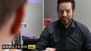 Brazzers -Oiled up Cali Carter serves her phat butt for