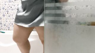 Golden shower from Gf Lara inside an elegant dress