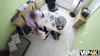 VIP4K. Agradable jovencita da una cabeza y abre las piernas en la oficina d