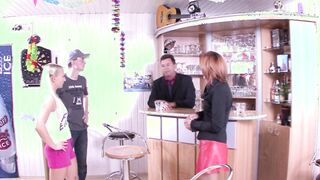 Geiler Vierer into der Kellerbar bei Udo