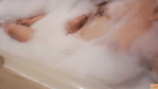 Yumi masturbates and jizzes inside the bathtub during quarantine