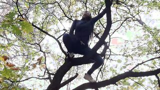 women masturbates on a tall tree into a outdoor place - Dyke-illusion