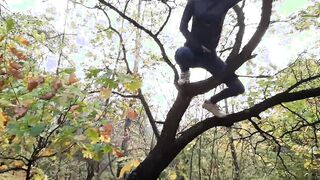 women masturbates on a tall tree into a outdoor place - Dyke-illusion