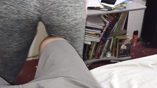 Essa cougar sabe como trabalhar com a bunda