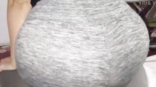 Essa cougar sabe como trabalhar com a bunda