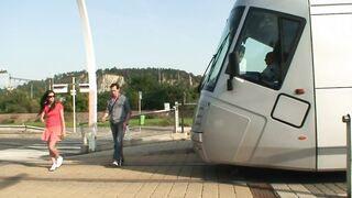 Junges Luder fickt Alter Mann am Bahnhof