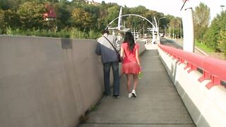 Junges Luder fickt Alter Mann am Bahnhof
