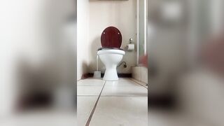 Spycam:caught my stepmom having fun with her snatch while shaving her pubes