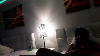 LavishGoddess makes herself squirt
