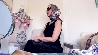 The art of elegantly wearing a satin scarf
