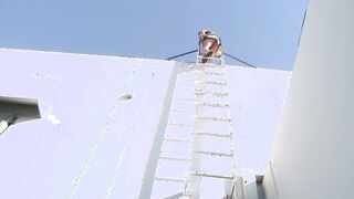 Dachdecker begutachtet wie von innen auf dem Dach