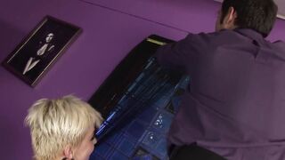 Blonde Cougar fickt kleine Italiener und wird hart geleckt und gefingert