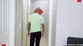 Helping Hands Horny Mom Part 2 Video With Mick Blue, Oliver Davis, Asteria Diamond, SlimThick Vic - Brazzers Official