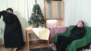 Frau schenkt seienm Mann zu Weihnachten eine junge Fotze
