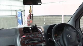 Nachdem Auto putzen gibt es den Dreier im Bus