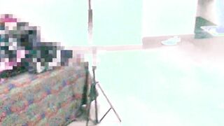 Hermosa joven en la ducha de un motel masturbandose sola con enorme toy