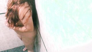 Hermosa joven en la ducha de un motel masturbandose sola con enorme toy