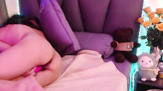Vietnamese women masturbate via cam