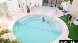 BLACKED babe cougar Ava seduces stranger at hotel