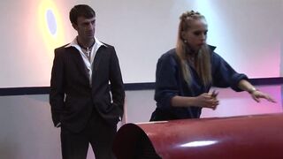 Junge Blondine fickt das erstemal fuer die reperatur des autos vor der Kamera