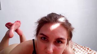 Bombshell cougar sucks and shows off her smooth toes