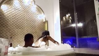Me la cojo rico en el jacuzzi y se cae no aguanta ya sus piernas de tantos orgasmos