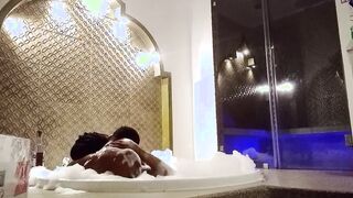 Me la cojo rico en el jacuzzi y se cae no aguanta ya sus piernas de tantos orgasmos