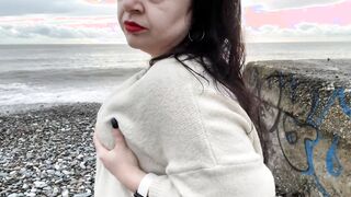 Bae Gf Lara is having fun with her long natural boobs at the beach