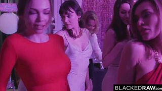 BLACKEDRAW bbcs-thirsty Vanessa sucks DJ at busy night club