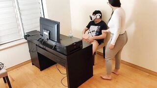 Beauty stepmother masturbates next to her stepson while he watches porn with virtual reality glasses