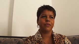 kurzhaarige dark hair fingert sich zum orgasmus