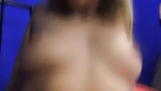 blonde junge frau inside weisser waesche blaesst beim casting