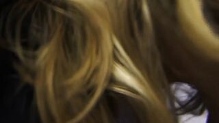 blonde junge frau inside weisser waesche blaesst beim casting