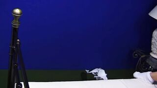 blonde junge frau inside weisser waesche blaesst beim casting