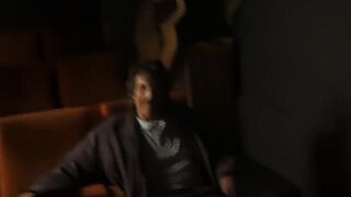 dark haired mom inside weissen strapsen fickt vor der kamera beim casting