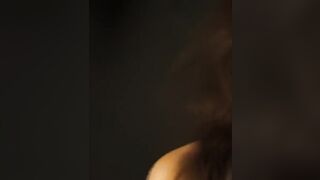 dark haired mom inside weissen strapsen fickt vor der kamera beim casting