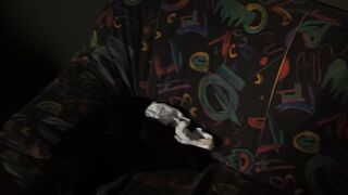 dark haired mom inside weissen strapsen fickt vor der kamera beim casting