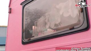 Dumme deutsche blondine verführt auf der Straße