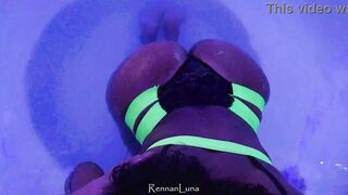 She blown my huge dick a lot inside the hydromassage