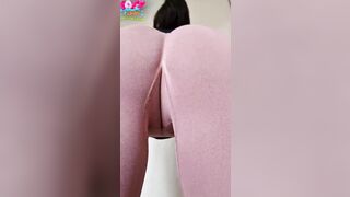 Kate shows off her mom cameltoe