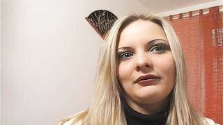 junge blondine mit spitzen titten zieht sich langsam vor der kamera aus