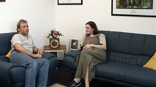 junge verlassen mutter brucht geld und blaesst dafuer dem reporter den schwanz