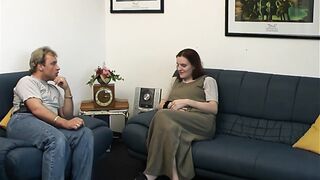 junge verlassen mutter brucht geld und blaesst dafuer dem reporter den schwanz
