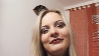 junge blondine braucht geld und massiert sich die snatch beim casting