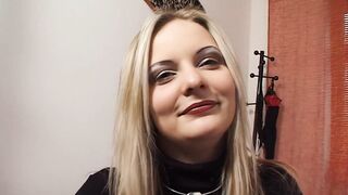 junge blondine braucht geld und massiert sich die snatch beim casting