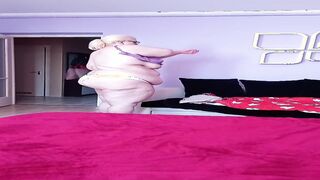 Behind the scenes - The size is still irresistible