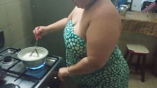 Preparing porn video – Chubby stepmother into the kitchen preparing a lovely dinner