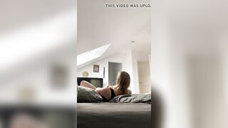 Bombshell Masturbation with no pose just passion