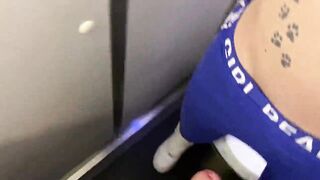 Dans les toilettes de l’avion, je suis mon mari pour