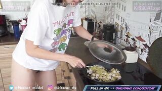 Best Bombshell Fiance Fucks while Cooking with Cumshot
